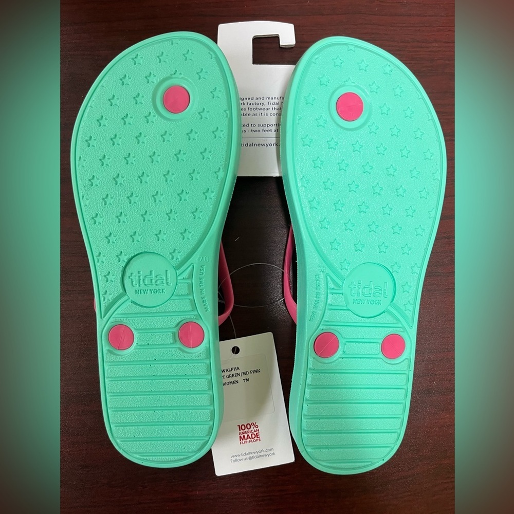 100% AMERICAN MADE-Tidal Women's  Wiggle Flip Flops, GREEN FLAMINGO - Picture 2 of 2